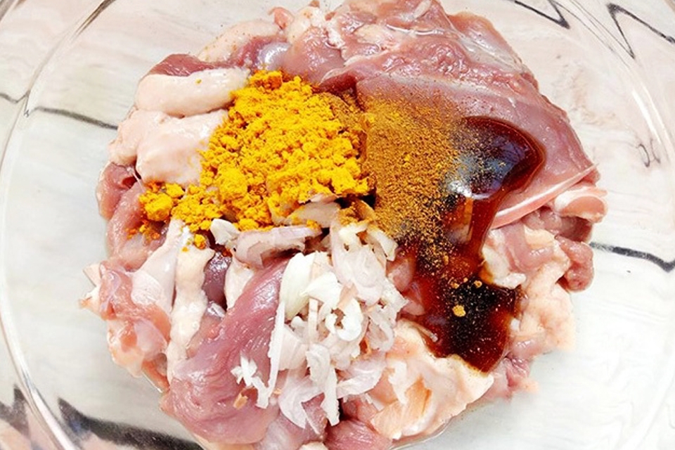 Ướp thịt vịt cho ngấm đều gia vị.