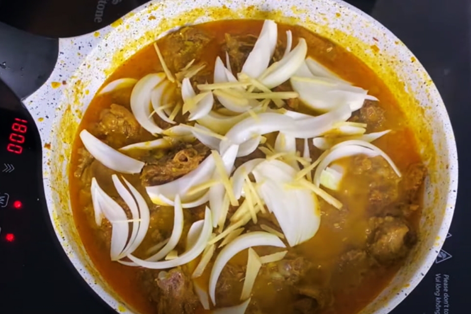 Cho hành tây, gừng vào vịt xào lăn đảo đều.