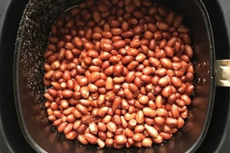 Làm nóng nồi chiên trước khi bắt đầu rang đậu phộng