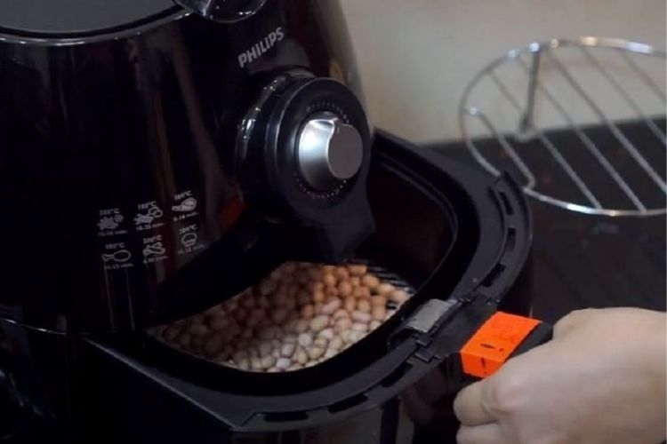 Rang đậu phộng theo mức nhiệt độ, thời gian cài đặt trên nồi chiên