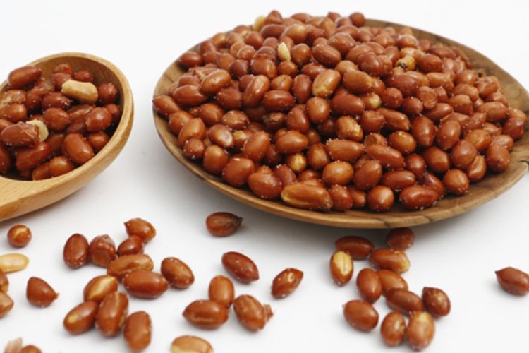 Món đậu phộng rang giòn thơm, mằn mặn, béo mà không ngấy