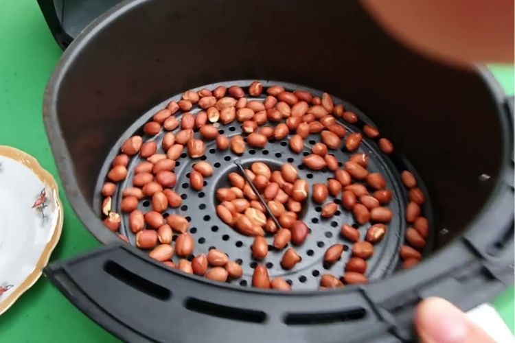 Rang đậu phộng qua ba giai đoạn nhiệt độ bằng nồi chiên không dầu