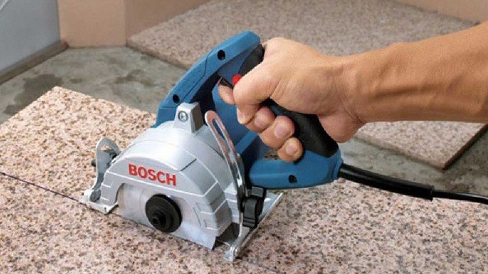 Máy cắt được sử dụng để cắt, hoặc chia nhỏ các phần vật liệu ban đầu.