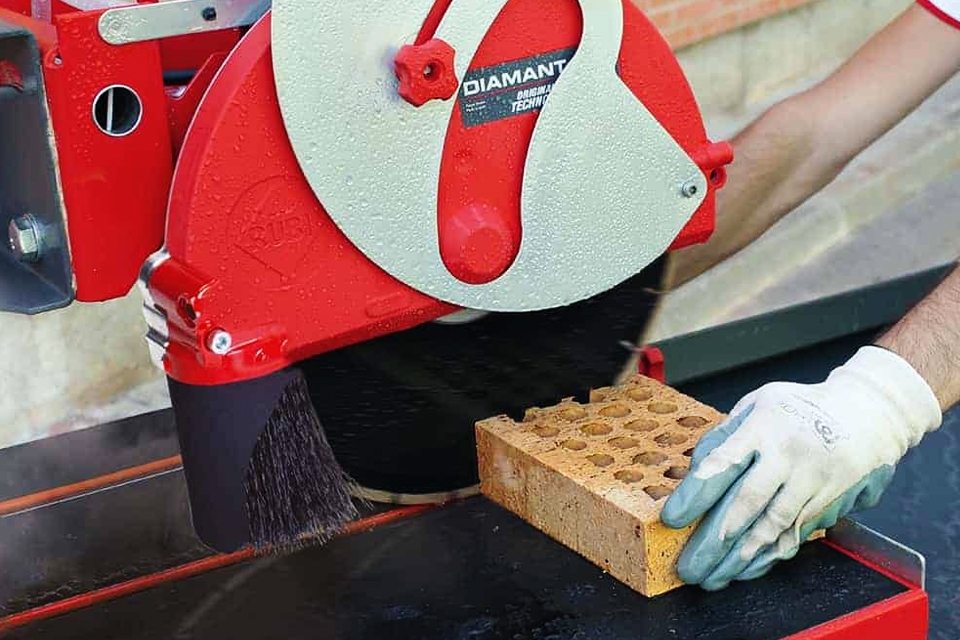 Máy cắt cắt vật liệu nhanh chóng.