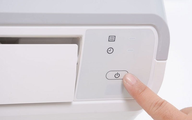 Bật và tắt máy lạnh bằng nút nguồn trên dàn lạnh