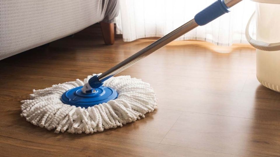 Sử dụng các dụng cụ hỗ trợ lau nhà giúp công việc dọn dẹp dễ dàng và nhanh chóng hơn