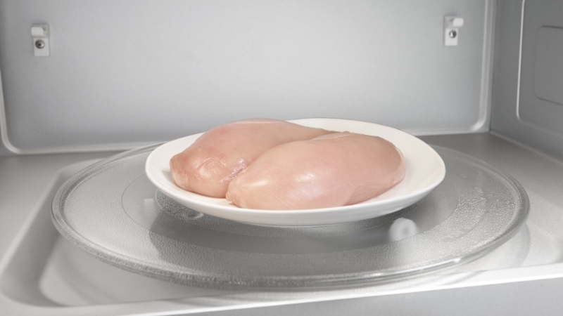 Đặt dĩa hoặc hộp đựng thực phẩm đúng vị trí