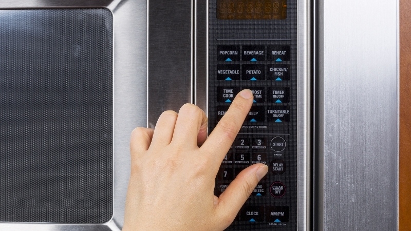 Chọn chức năng rã đông hoặc cài đặt công suất và thời gian phù hợp