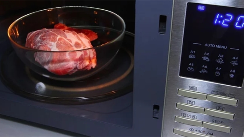 Rã đông bằng lò vi sóng có an toàn không?