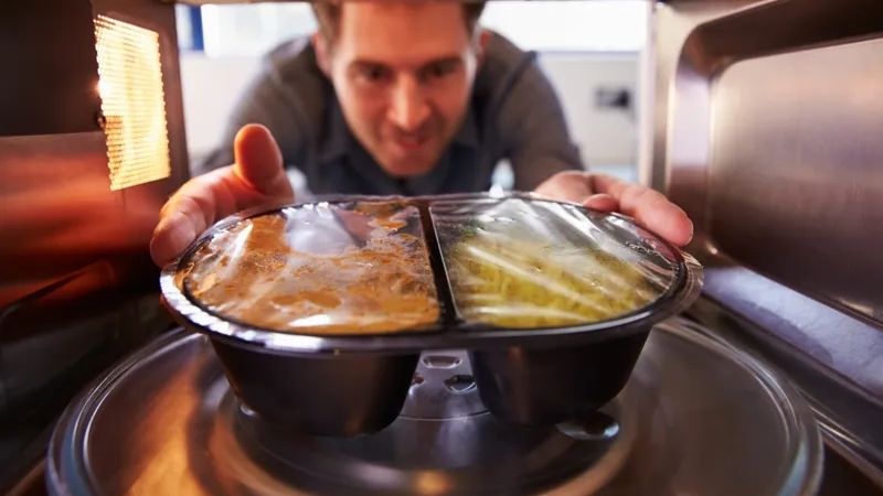 Không để nguyên bao bì, màng bọc thực phẩm khi rã đông