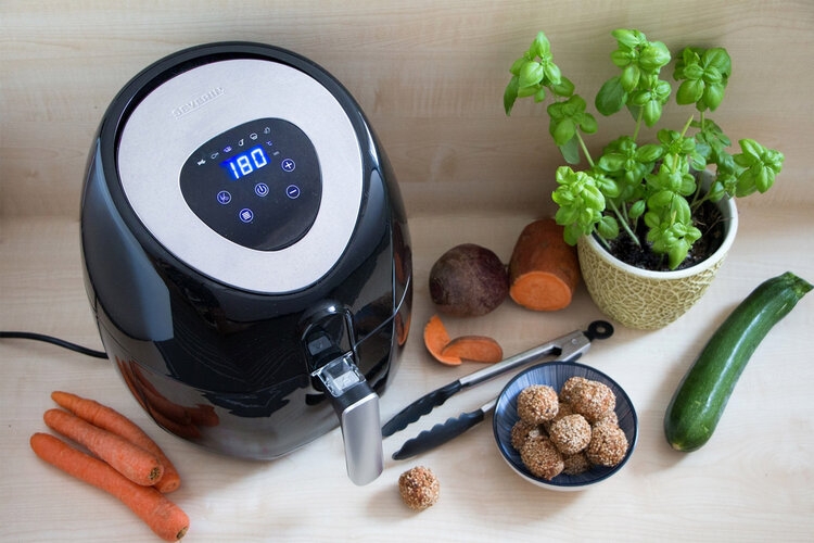 Nên vệ sinh khay chứa đồ ăn trước khi tiến hành làm nóng nồi chiên