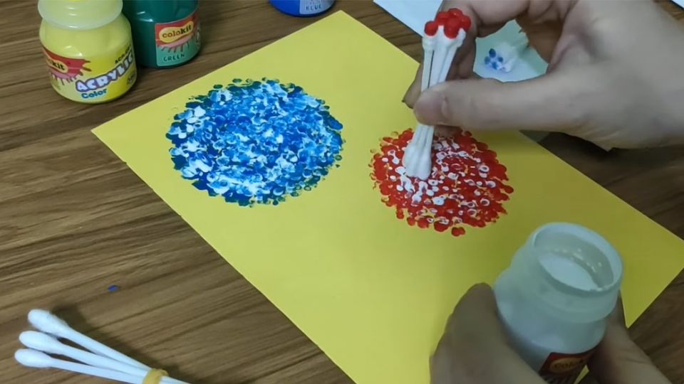 Dùng bông tăm chấm màu tạo thành bông hoa