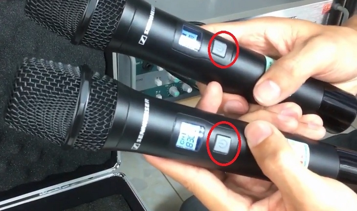 Nhấn giữ nút nguồn trên micro để bật bluetooth