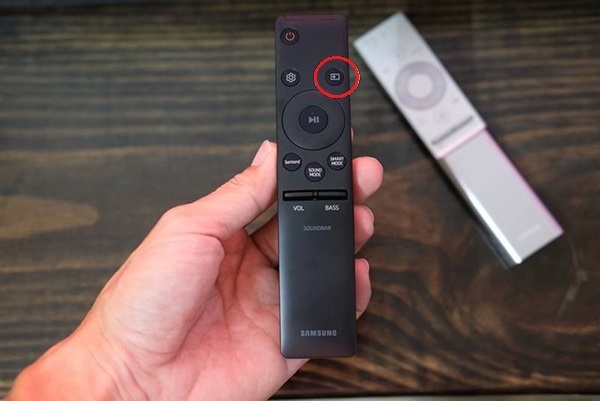 Ấn vào biểu tượng chia sẻ hoặc TV Sound Connect