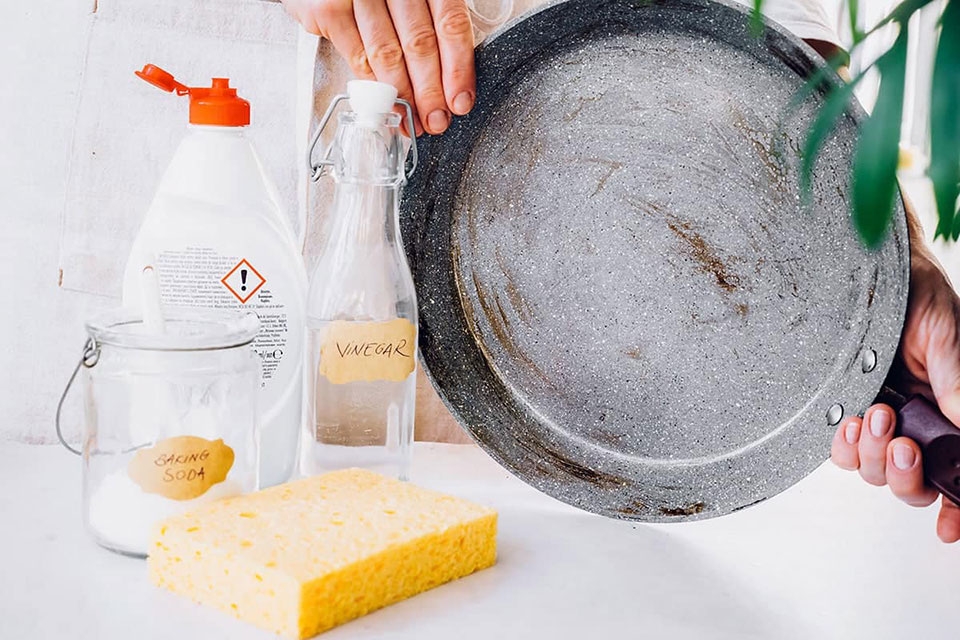 Cách làm sạch chảo chống dính - Ảnh 07