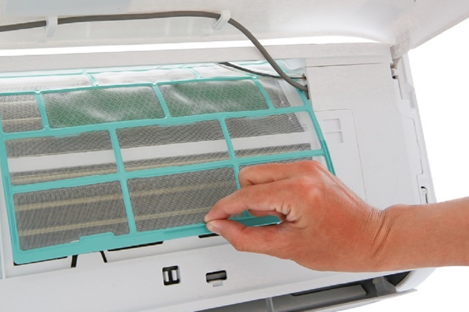 Tháo lắp lưới lọc máy lạnh.