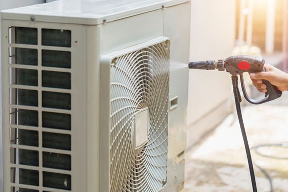 Vệ sinh dàn nóng máy lạnh.