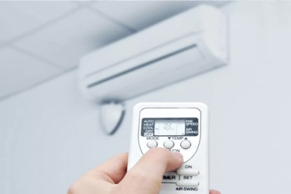 Khởi động thử để kiểm tra hoạt động của máy lạnh.