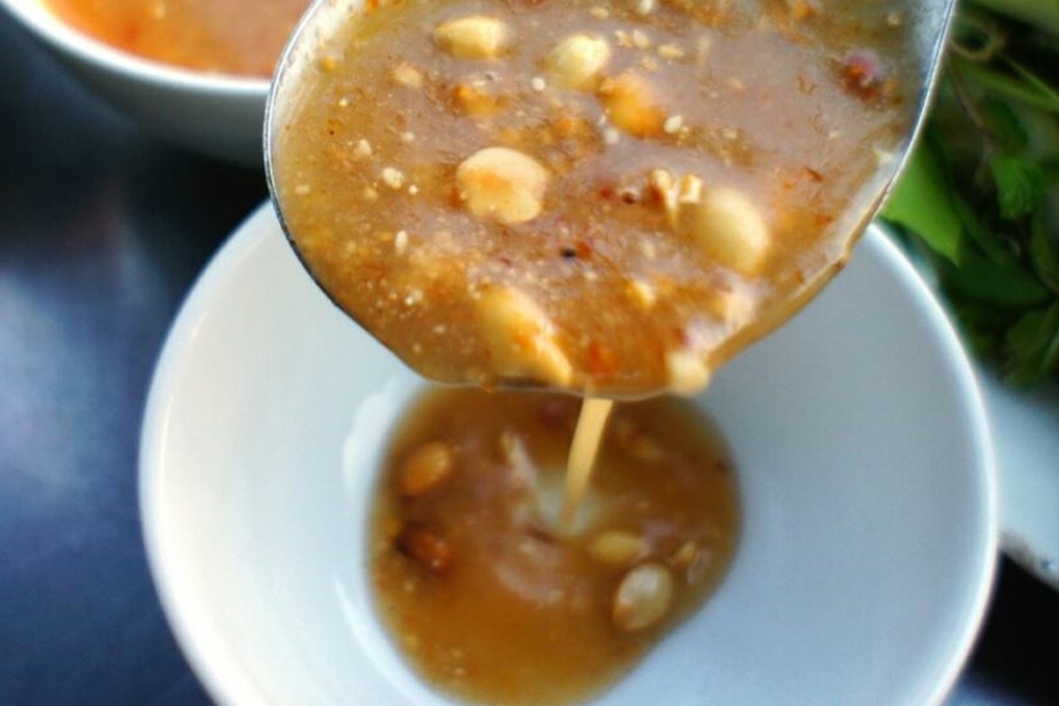 Làm nước chấm gỏi cá mai.