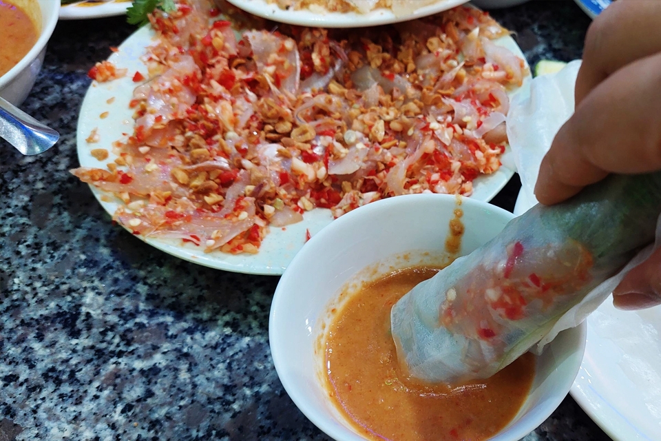 Gỏi cá mai ăn kèm rau sống hấp dẫn, lạ miệng.