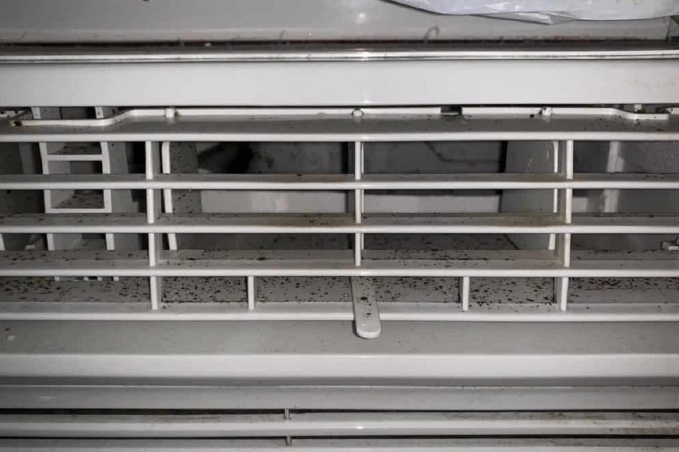 Luồng khí tỏa ra từ máy có mùi hôi - dấu hiệu có nấm mốc trong máy lạnh.