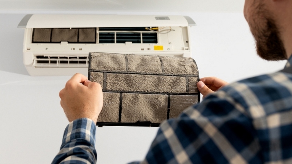 Kiểm tra máy lạnh treo tường.