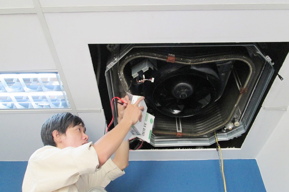 Kiểm tra máy lạnh kiểu trung tâm.