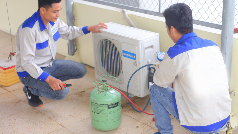 Trong trường hợp máy lạnh hết gas, hãy liên hệ với thợ để bơm gas đầy đủ cho thiết bị. Nếu phát hiện rò rỉ gas, hãy tìm sự hỗ trợ từ nhân viên kỹ thuật để khắc phục vấn đề.