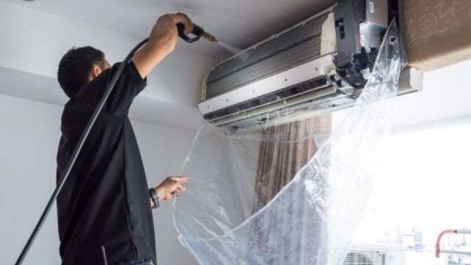 Tuyệt đối đừng để máy lạnh quá bẩn. Bạn nên vệ sinh thường xuyên để giải quyết vấn đề bụi bẩn, vì máy lạnh bị dơ không chỉ dễ gây ra sự cố khi hoạt động mà còn có thể ảnh hưởng đến sức khỏe của người sử dụng.