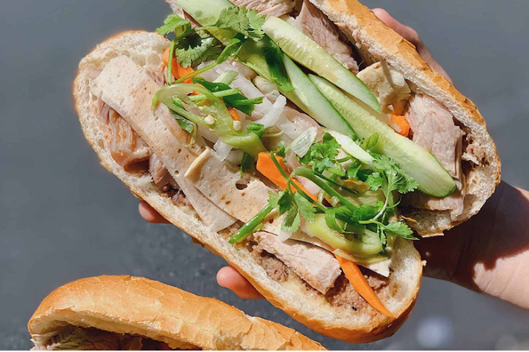 Bánh mì kẹp nhân sẽ có lượng calo lớn hơn so với ổ bánh mì không