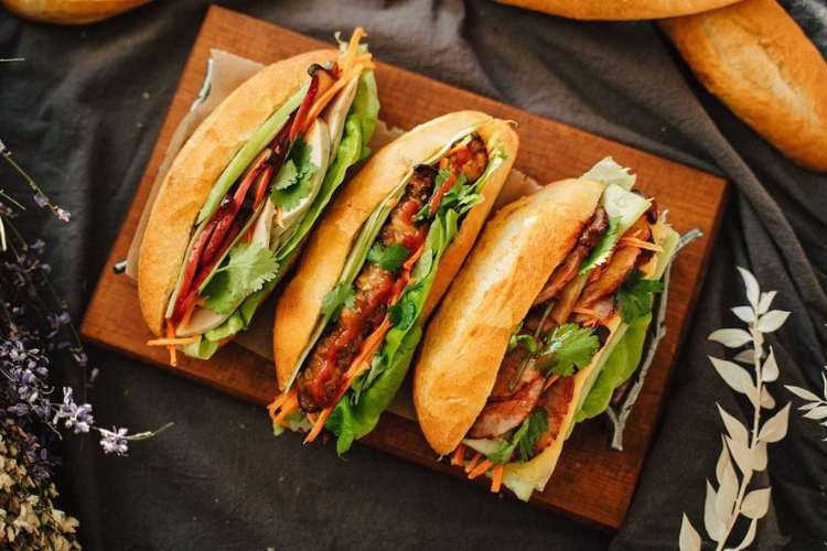 Bánh mì cung cấp lượng calo cao nên nếu ăn không kiểm soát sẽ dễ khiến bạn bị tăng cân