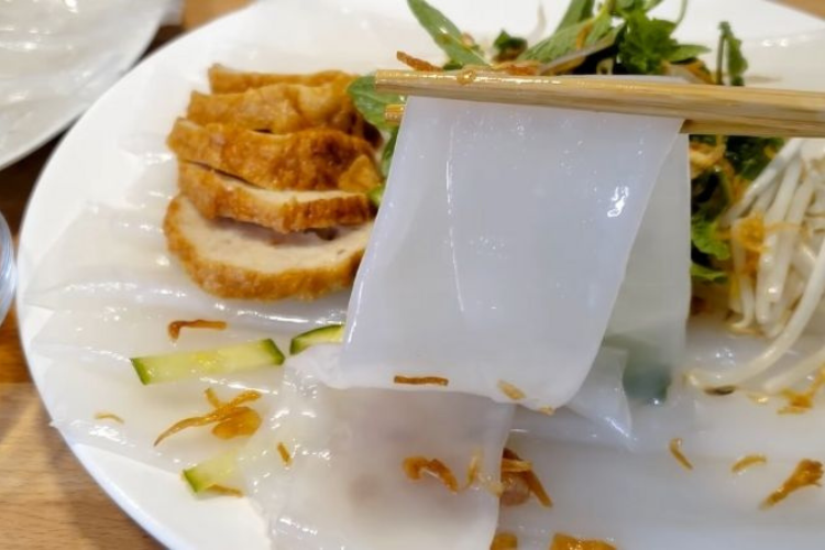 Bánh ướt làm từ bột gạo tẻ cùng bột năng hoặc bột khoai mì