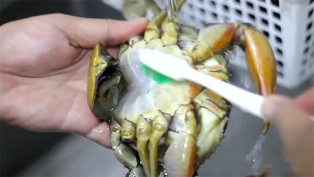 Làm sạch ghẹ trước khi ngâm