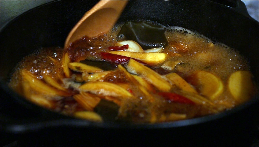 Nấu sốt tương để ngâm ghẹ