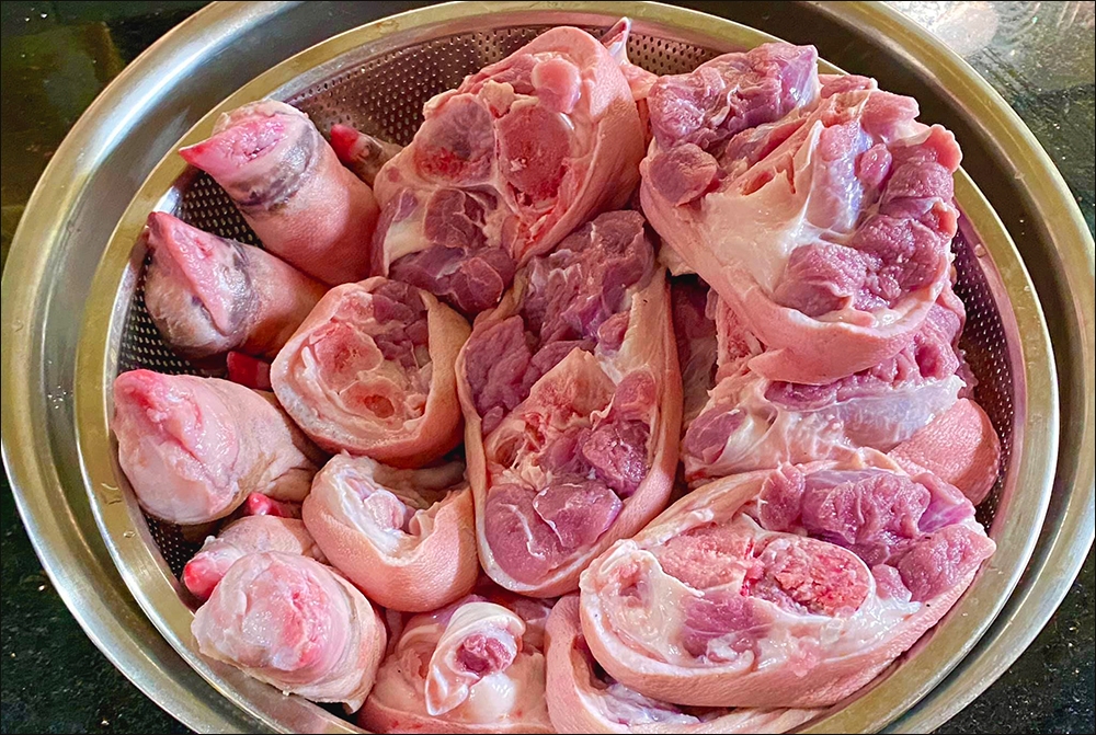 Sơ chế chân giò heo