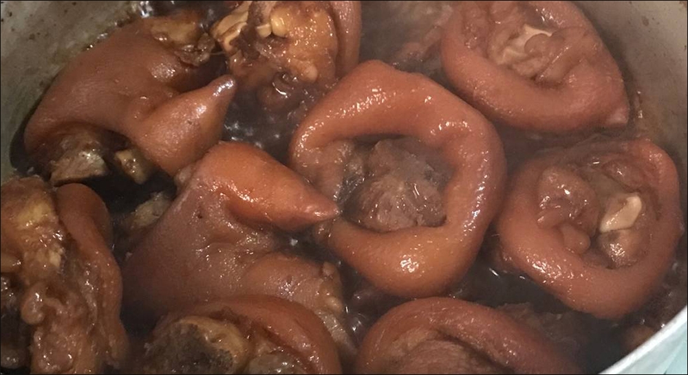 Nấu chân giò kho tàu