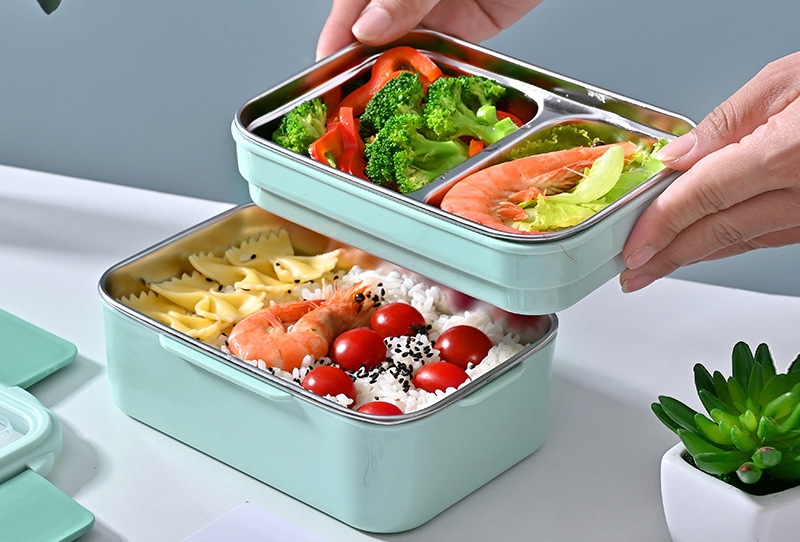 Hộp cơm giữ nhiệt thường được chia thành nhiều ngăn riêng biệt