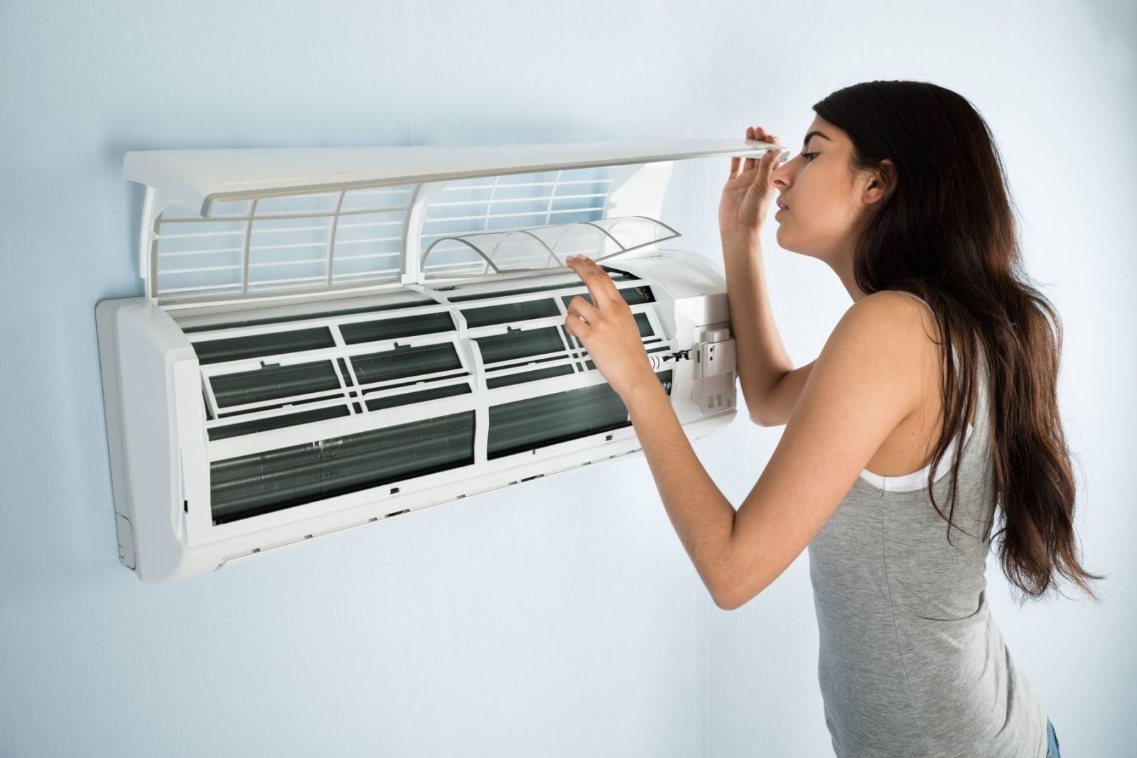 Để bảo vệ sức khỏe và duy trì hiệu suất hoạt động của máy lạnh, việc bảo dưỡng và làm sạch thiết bị định kỳ là hết sức quan trọng