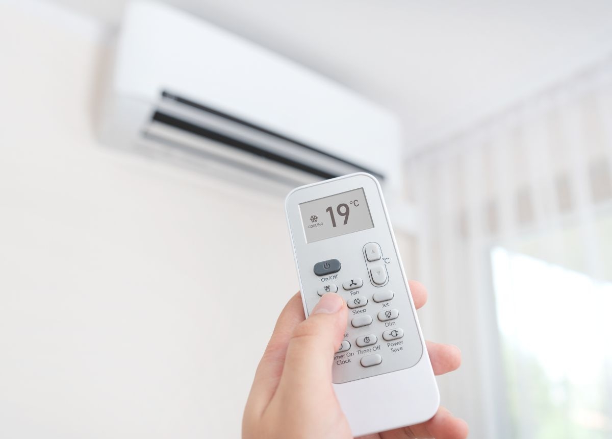 Mở máy lạnh để kiểm tra khả năng hoạt động