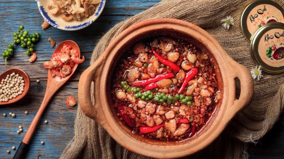 Đun kho quẹt trong một chiếc nồi đáy dày để không bị bén nồi