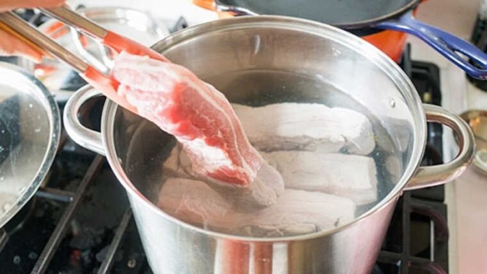 Thịt ba chỉ để làm kho quẹt nên trần qua nước sôi để khử mùi hôi và rửa kỹ bằng nước sạch