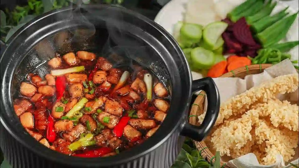 Luôn giữ ngọn lửa vừa khi đun kho quẹt cho đến khi sệt lại là được