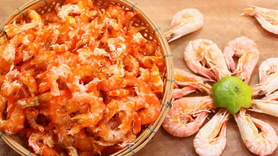 Chọn mua tôm có màu vàng tự nhiên không bị mốc để làm kho quẹt