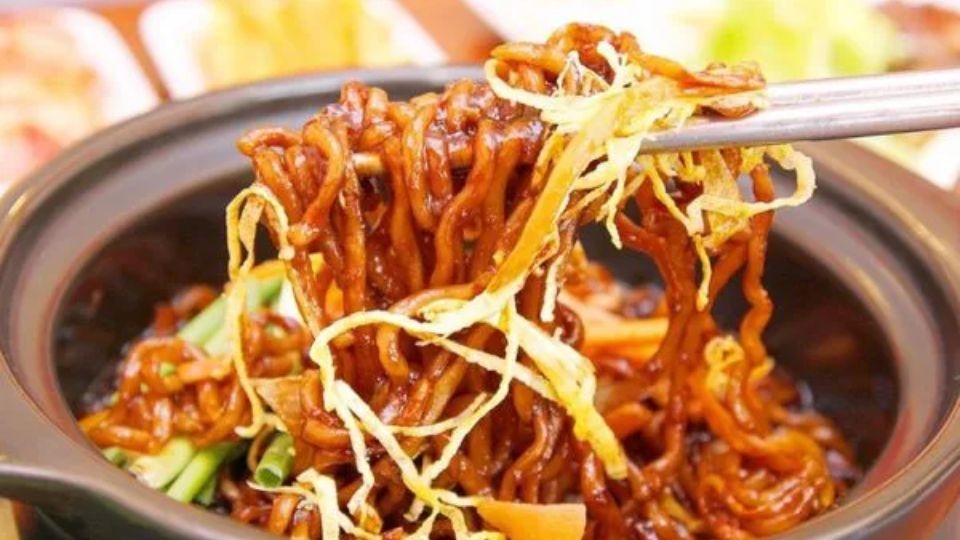 Mì trộn là món ăn đặc trưng của người Hàn Quốc nhưng đã được lan truyền sang nhiều quốc gia khác