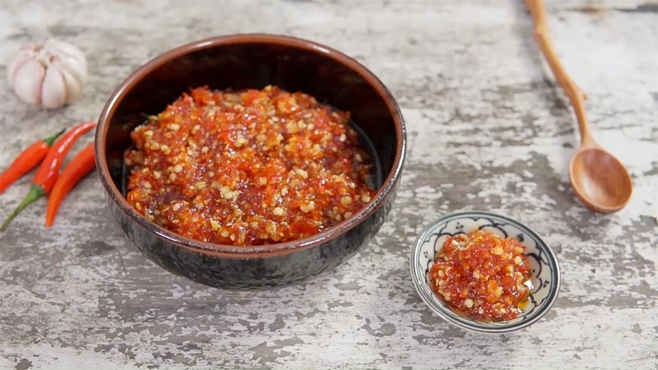 Sốt ớt chính ra nguyên liệu không thể thiếu của món mì trộn cay