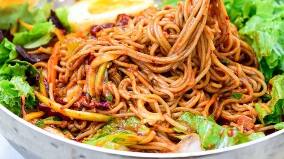 Mì sau khi trộn nên dùng ngay khi nóng sẽ thơm ngon hơn
