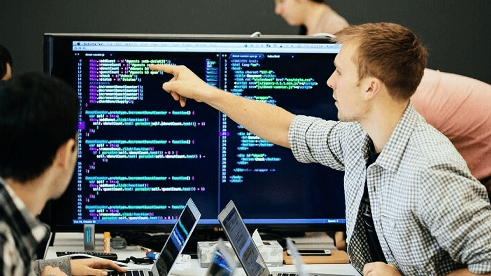 Coder cần có khả năng làm việc độc lập và đội nhóm.