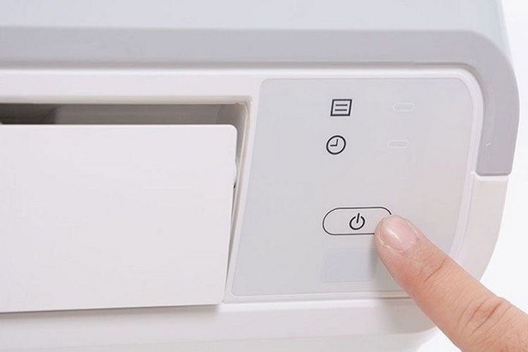 Nút nguồn bật điều hoà Panasonic bằng tay trên dàn lạnh