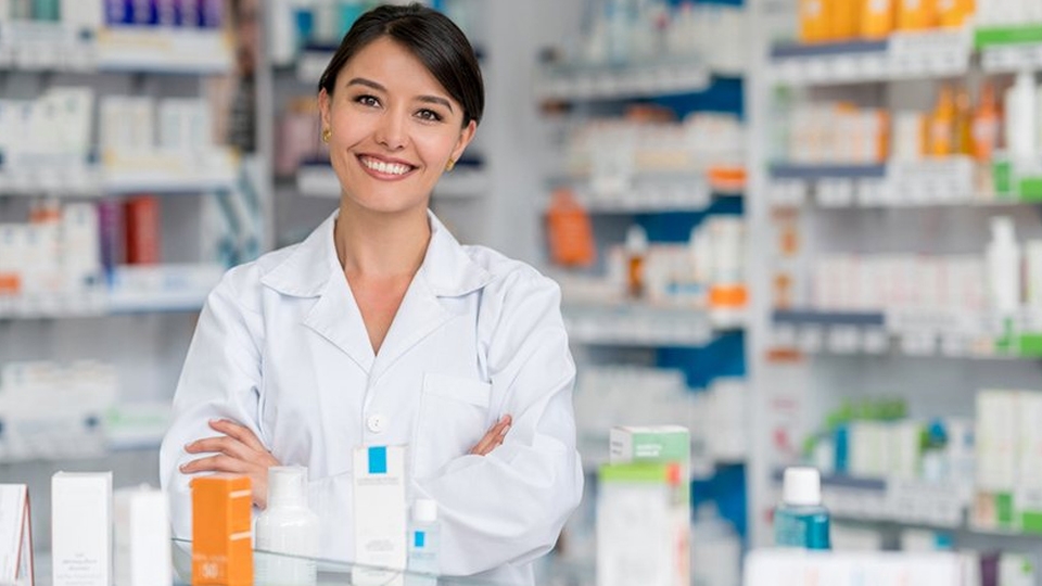 Dược sĩ là người đảm nhận công việc kê đơn thuốc cho bệnh nhân.