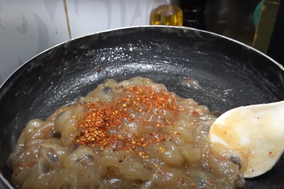 Sên mứt với muối ớt